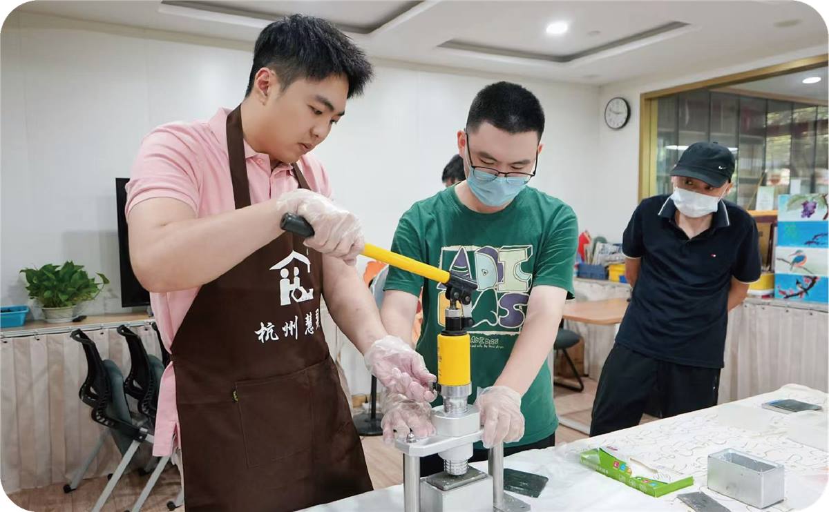 公益团队与残障人士共同参与手工制作