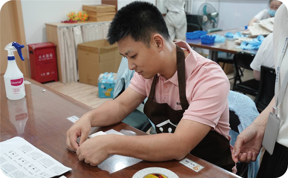 公益团队成员参与手工包装体验