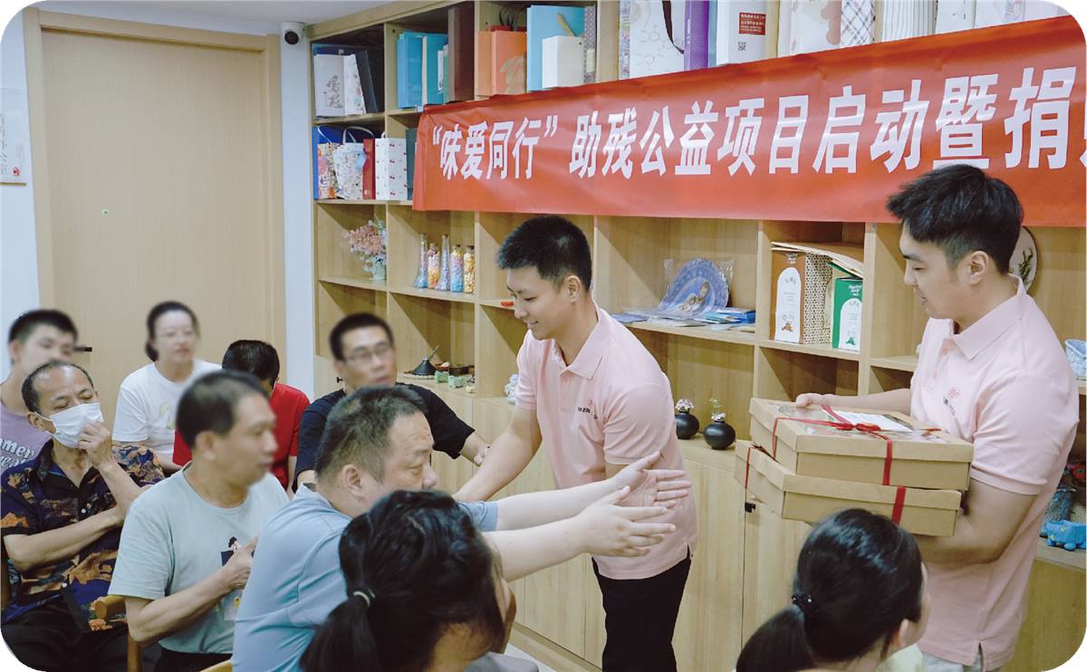 郑恩强麻辣烫公益团队向残障人士赠送爱心物资